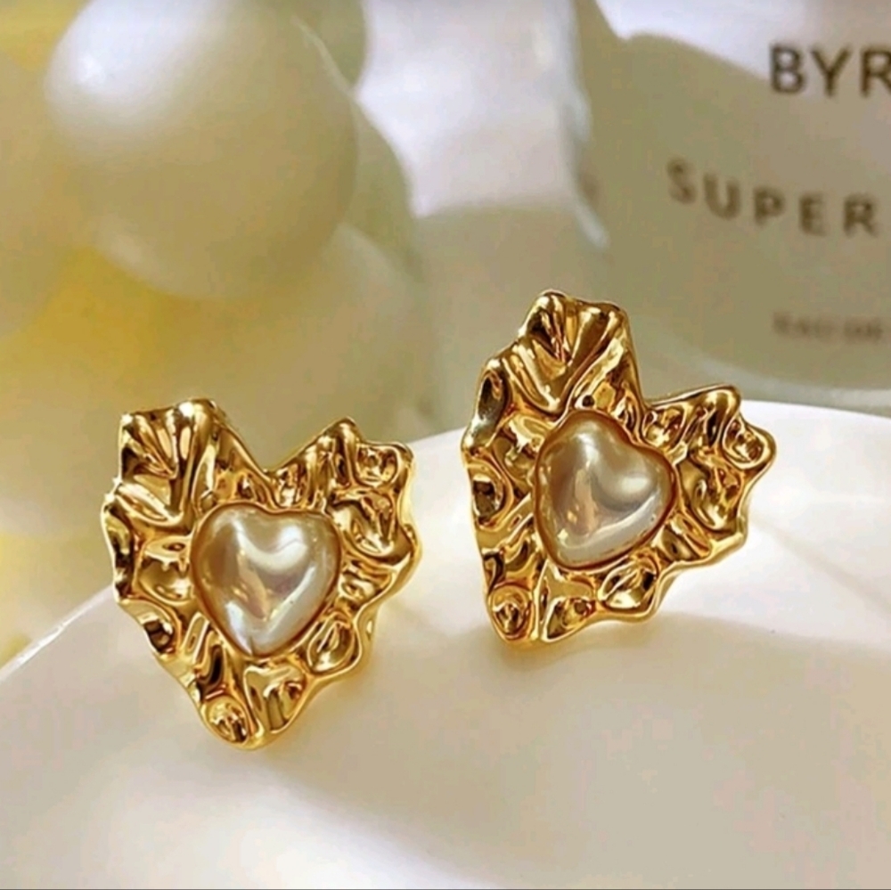 NEW! 14k Gold Plated Pearl Asymetrical Hammered Heart Shape Stud Earrings - Picture 2 of 5